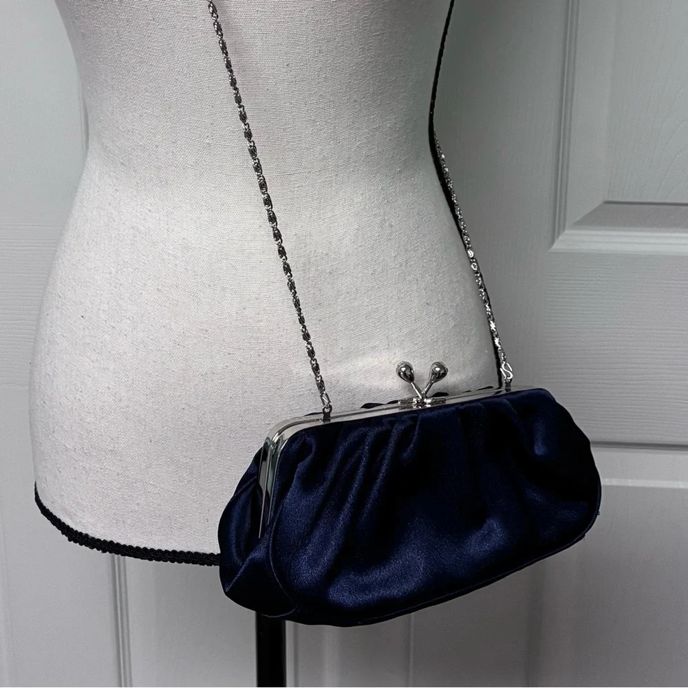 NWOT Jessica McClintock Silk evening clutch purse w/drop in silver chain